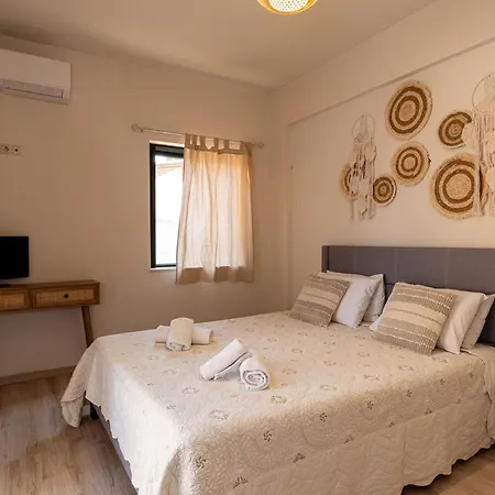 Alice On The Rocks Apartment Kokkini Hani